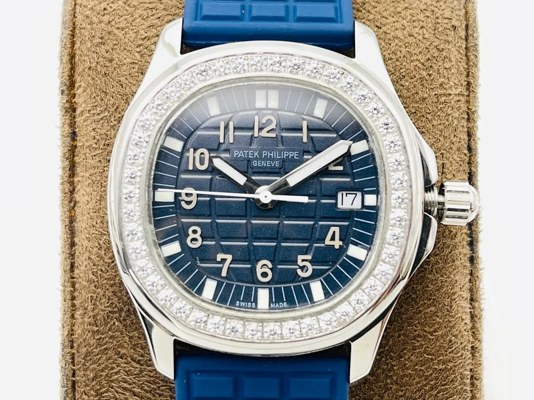[PFF Factory2021 new masterpiece] The most powerful version of V2 is coming. The Patek Philippe AQUANAUT women's quartz series creates the best copy on the market, bringing the best experience on the entire network, heroic appearance, and luxurious collection! Welcome to the goddess tasting! 1⃣️【Case】 1.Watch size 35.6 mm X 9.5 mm! The rounded octagonal case is consistent with the original, maintaining the retro shape and exquisite workmanship. 2. The screw-in handle design and solid bottom cover structure are consistent with the original version. 3. The bezel is inlaid with 46 top-grade Swarovski crystals (1 carat) and the case is inlaid with 88 top-grade Swarovski crystals (1.91 carat) 2⃣️【Excellent details】 1. Made of natural composite rubber (Tropical) material consistent with the original, which is durable and wear-resistant, and can resist seawater erosion and ultraviolet radiation. 2. A perfect clone of Aquanaut’s classic folding clasp, even the very small corners are chamfered to ensure the original comfort. PFF Factory2021 ingenious masterpiece welcomes your tasting
